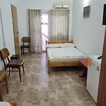 Nord, Plaja Acapulco-debarcader, Garsoniere Four Studios, Bucatarie Comuna, Baie Proprie, Etaj 4, Fara Lift Apartment